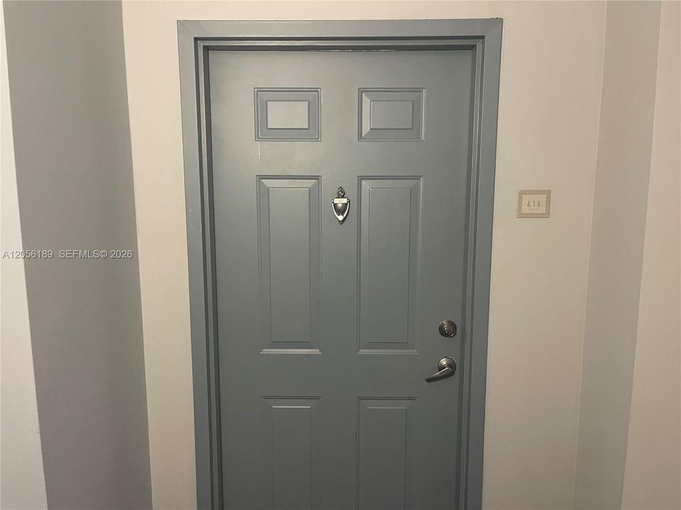 For Rent: $2,100 (0 beds, 1 baths, 553 Square Feet)