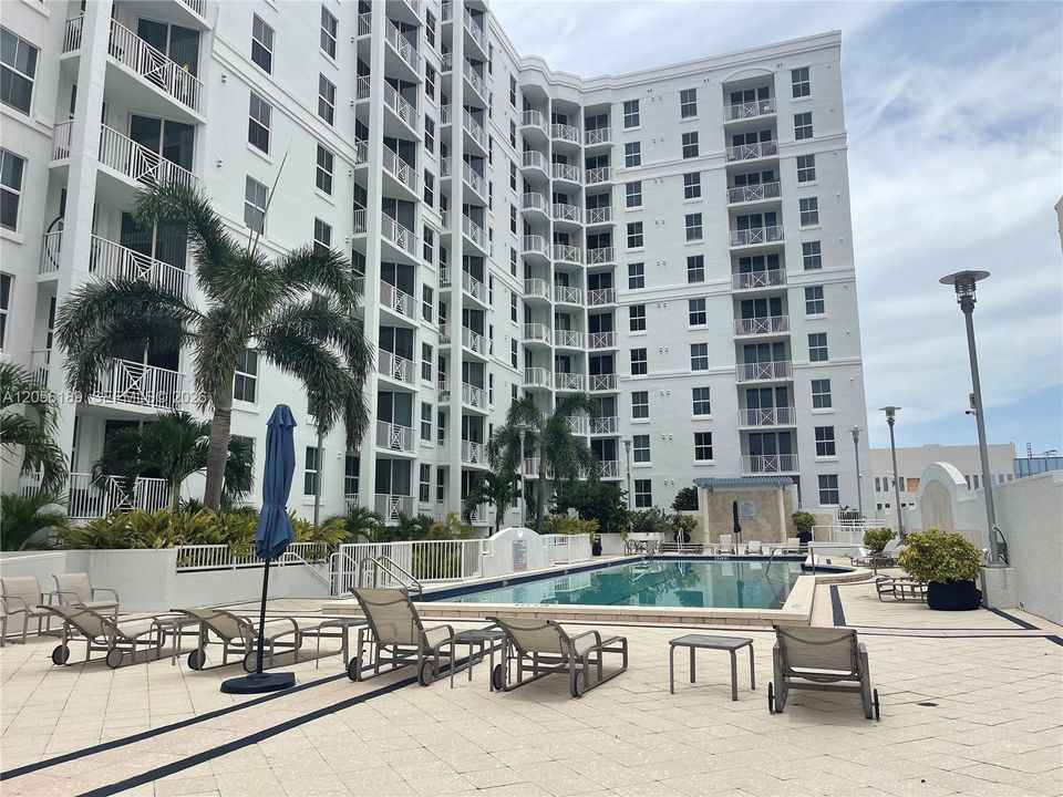 For Rent: $2,100 (0 beds, 1 baths, 553 Square Feet)