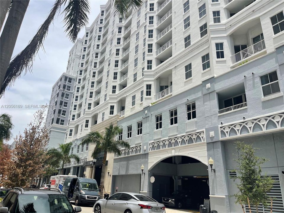 For Rent: $2,100 (0 beds, 1 baths, 553 Square Feet)