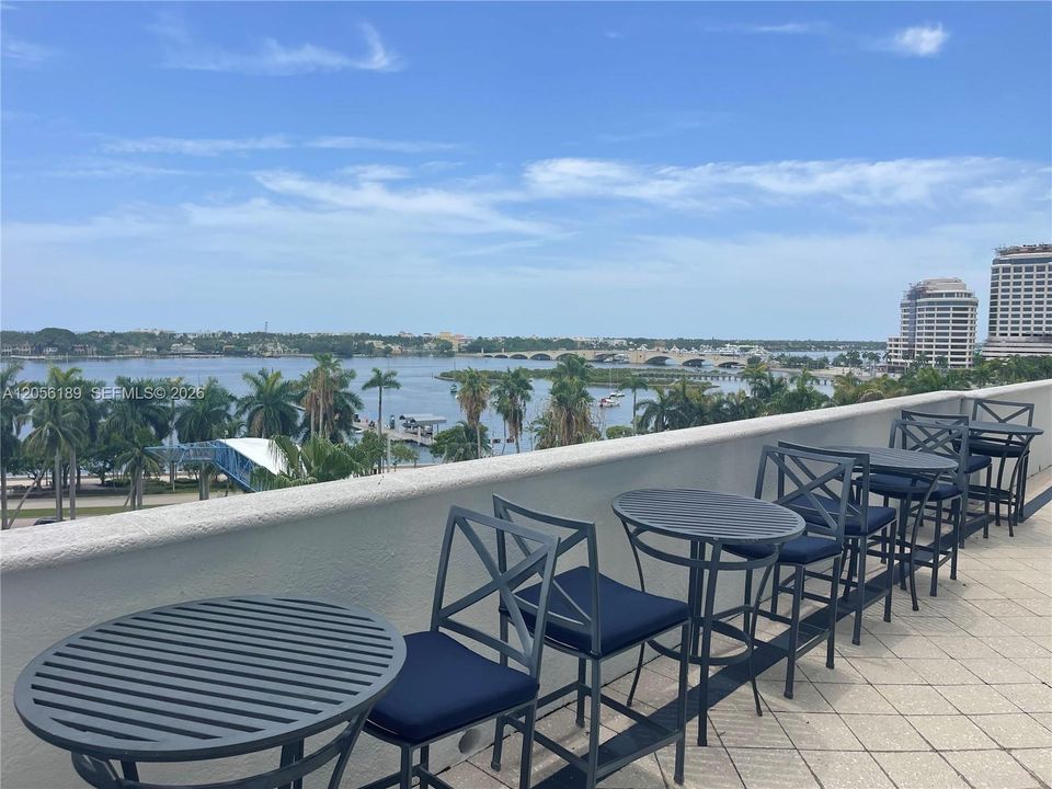 For Rent: $2,100 (0 beds, 1 baths, 553 Square Feet)