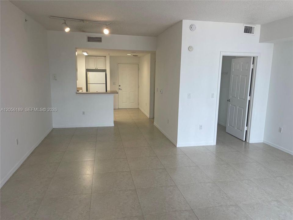 For Rent: $2,100 (0 beds, 1 baths, 553 Square Feet)