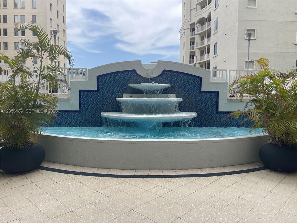 For Rent: $2,100 (0 beds, 1 baths, 553 Square Feet)