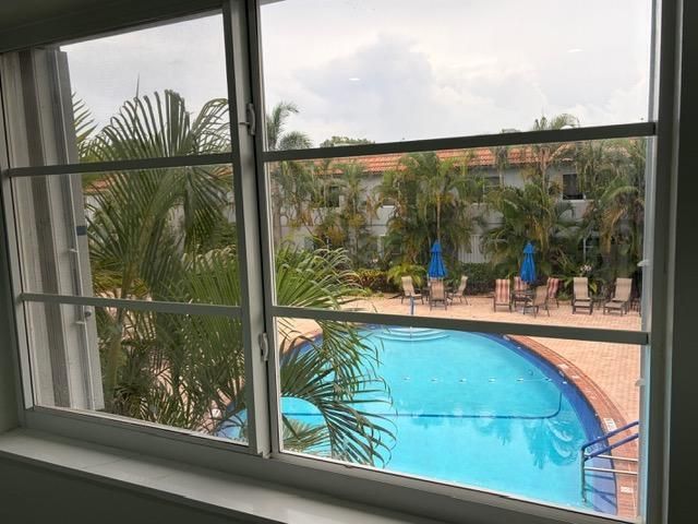 thumbnaillg pool view