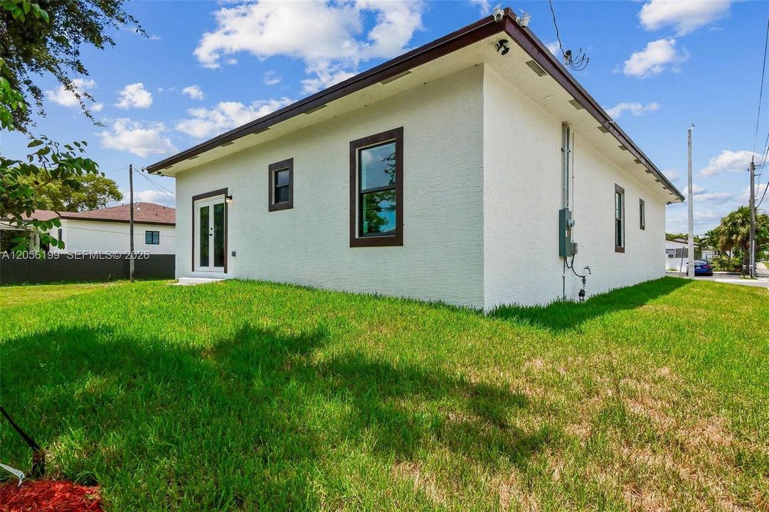 На продажу: $595,000 (3 спален, 2 ванн, 1968 Квадратных фут)
