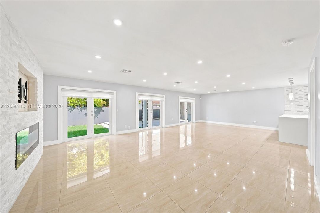 En Venta: $820,000 (3 camas, 3 baños, 2052 Pies cuadrados)