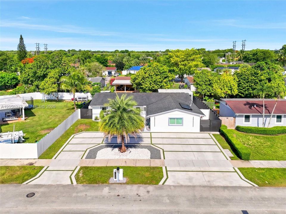 En Venta: $820,000 (3 camas, 3 baños, 2052 Pies cuadrados)