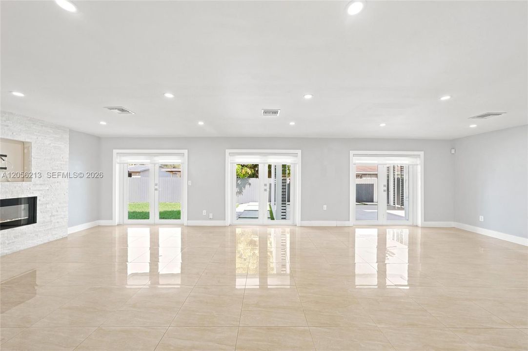 En Venta: $820,000 (3 camas, 3 baños, 2052 Pies cuadrados)