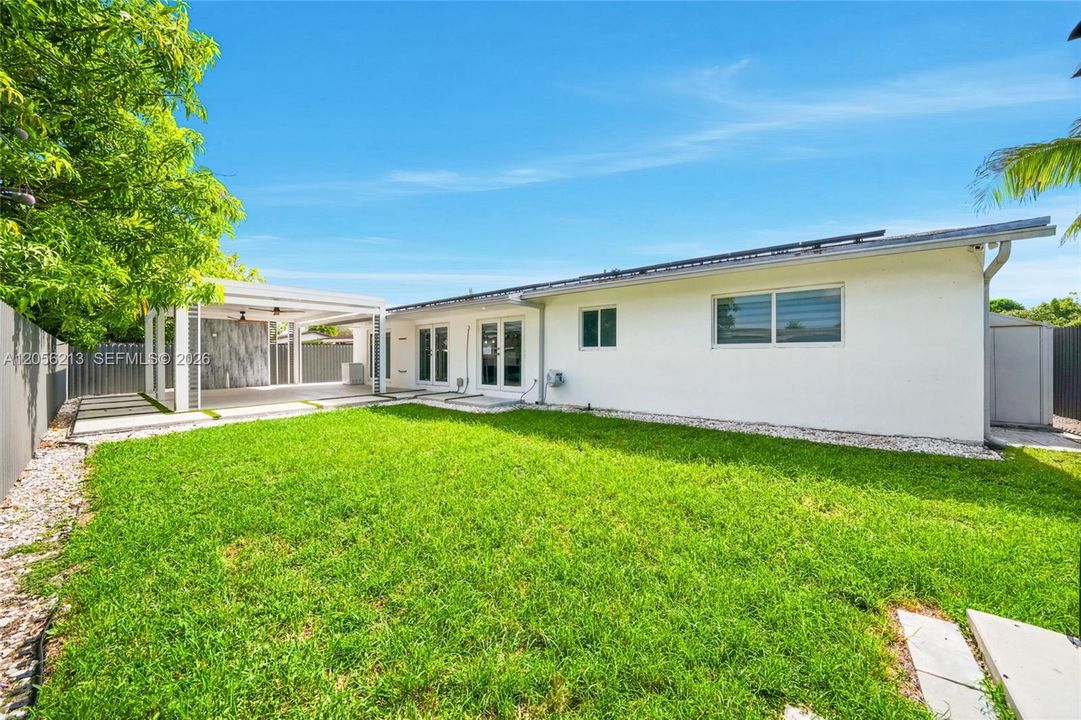 En Venta: $820,000 (3 camas, 3 baños, 2052 Pies cuadrados)