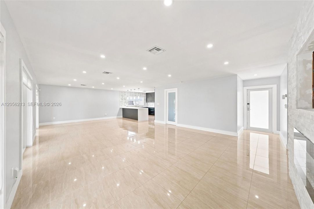 En Venta: $820,000 (3 camas, 3 baños, 2052 Pies cuadrados)