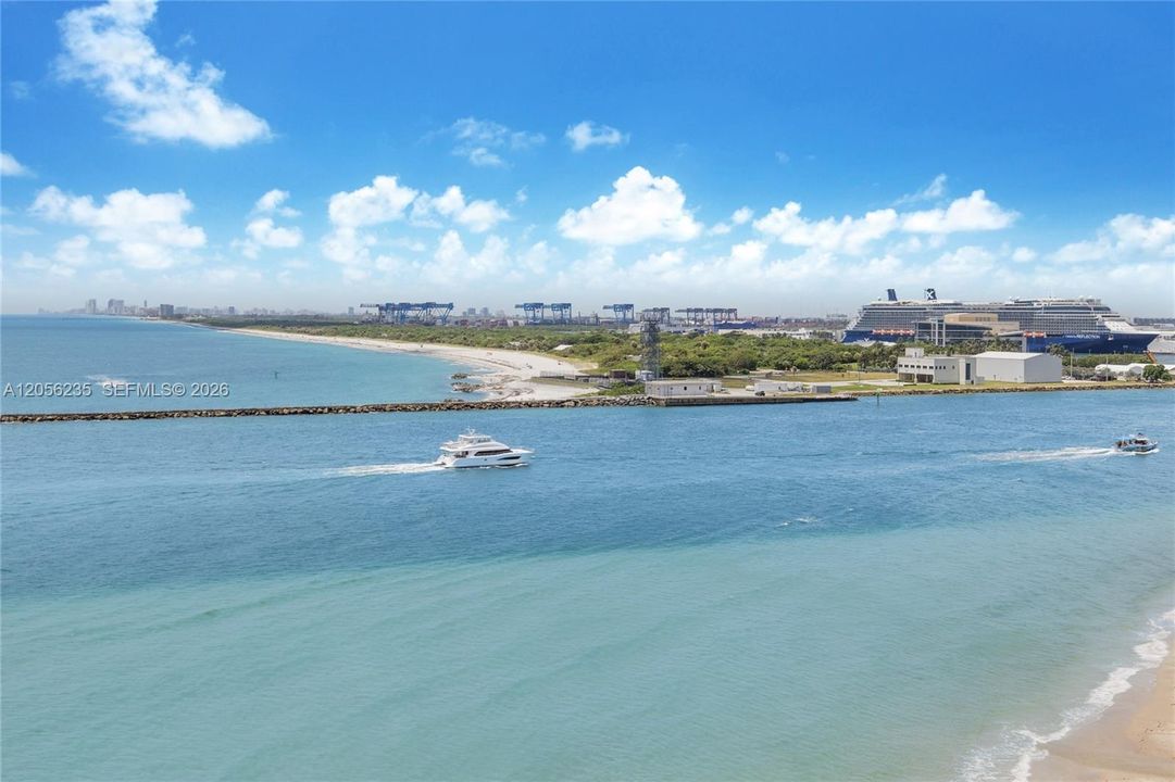 For Sale: $1,200,000 (2 beds, 2 baths, 2011 Square Feet)