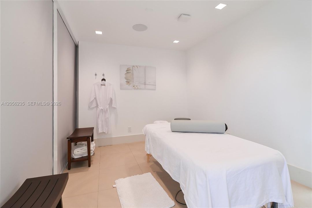 For Sale: $1,200,000 (2 beds, 2 baths, 2011 Square Feet)