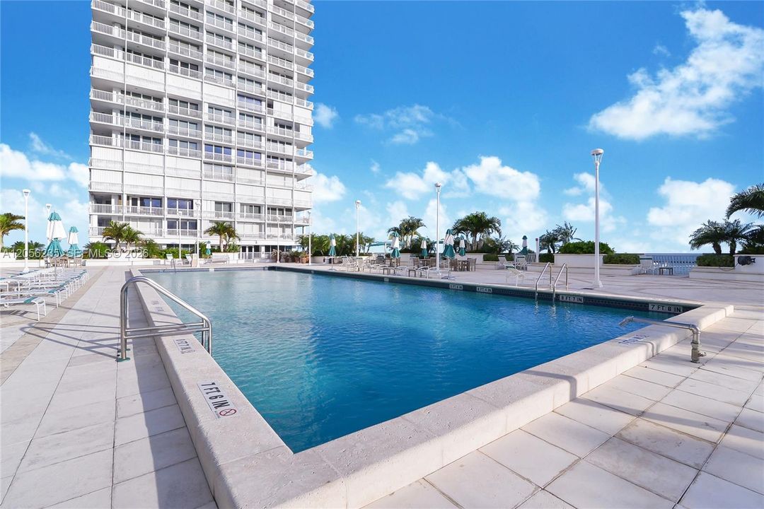 For Sale: $1,200,000 (2 beds, 2 baths, 2011 Square Feet)