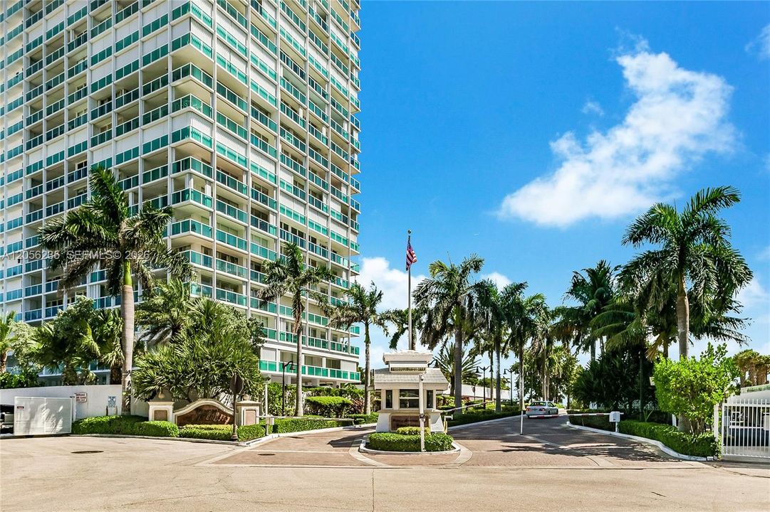 For Sale: $1,200,000 (2 beds, 2 baths, 2011 Square Feet)