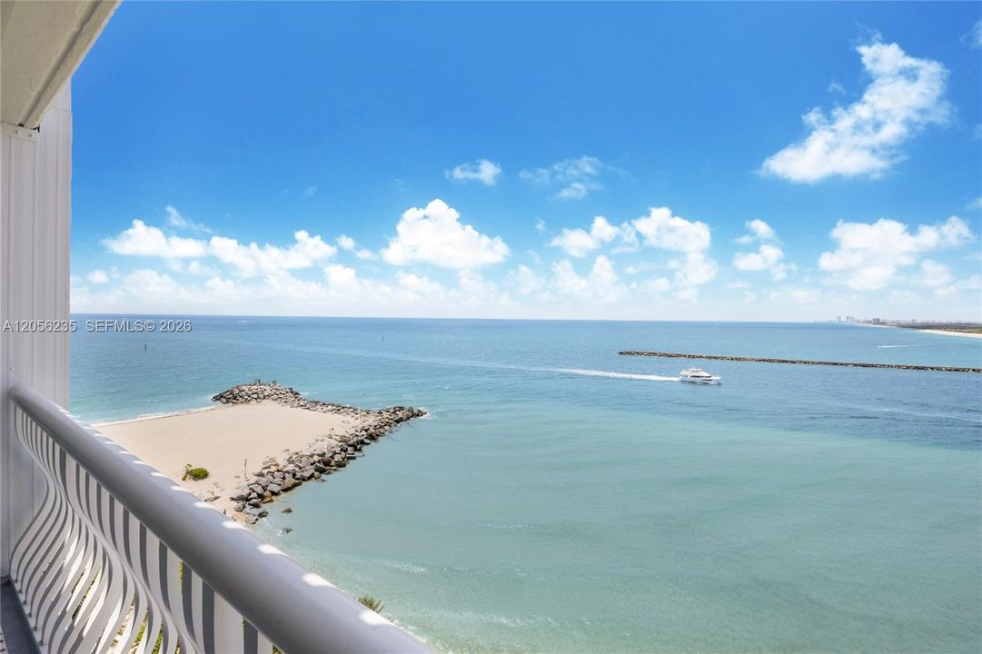 For Sale: $1,200,000 (2 beds, 2 baths, 2011 Square Feet)