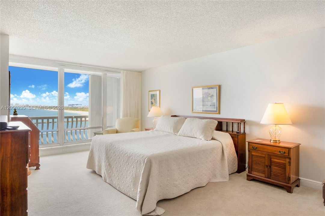 For Sale: $1,200,000 (2 beds, 2 baths, 2011 Square Feet)