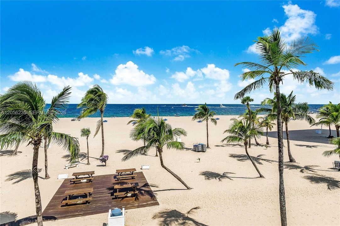 For Sale: $1,200,000 (2 beds, 2 baths, 2011 Square Feet)