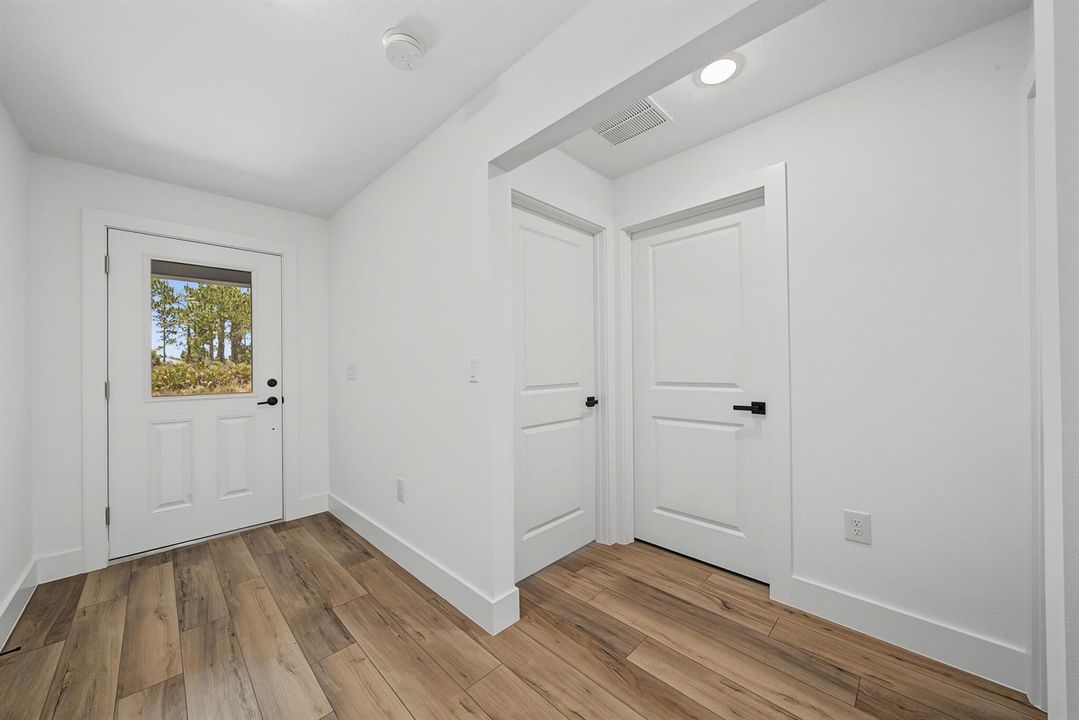 interior - foyer 1
