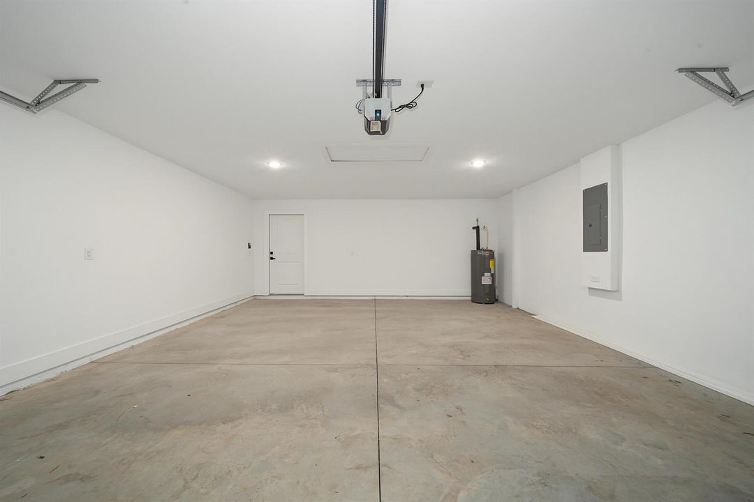 interior - garage 2