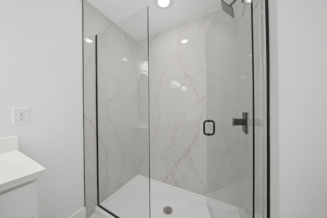 interior - master bathroom 3