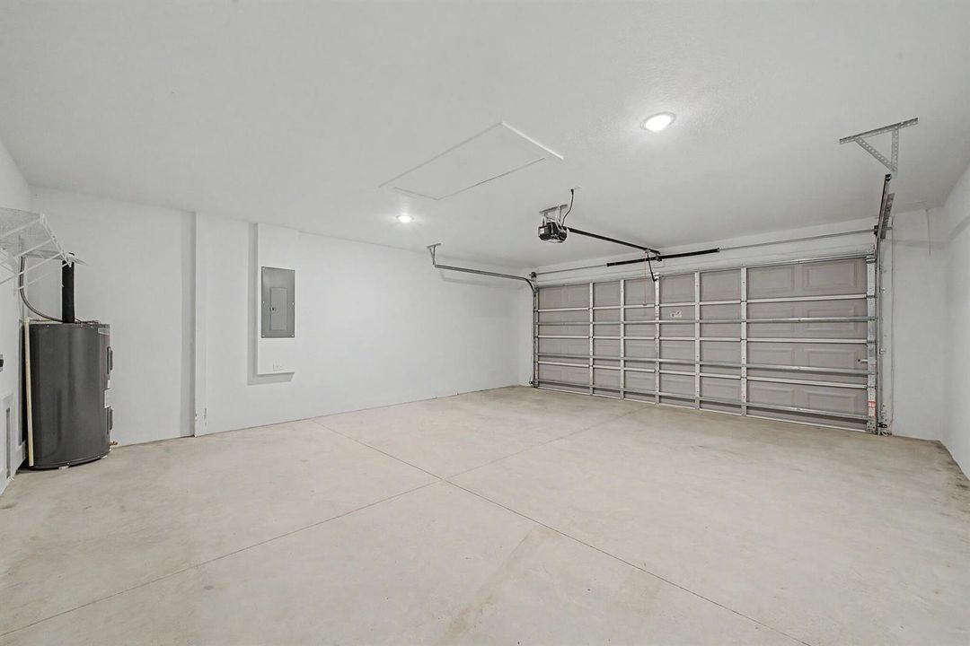 interior - garage 1 (1)