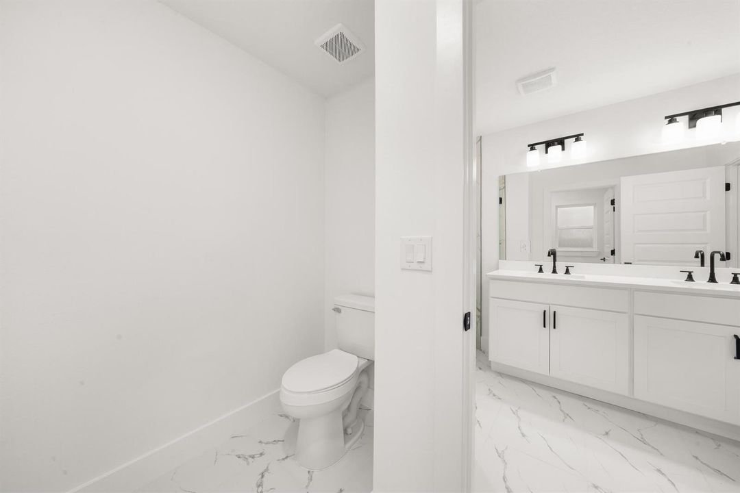 interior - master bathroom 3