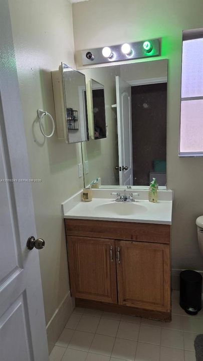 1ST BATH UPSTAIRS 2