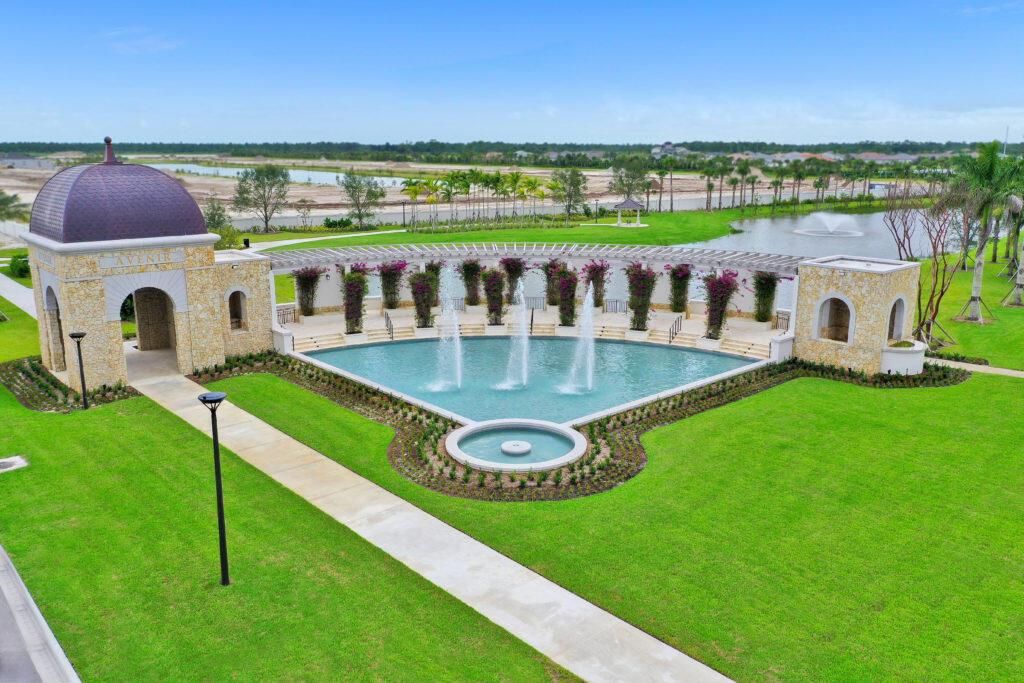 Avenir-Entrance-with-Fountains-1024x683