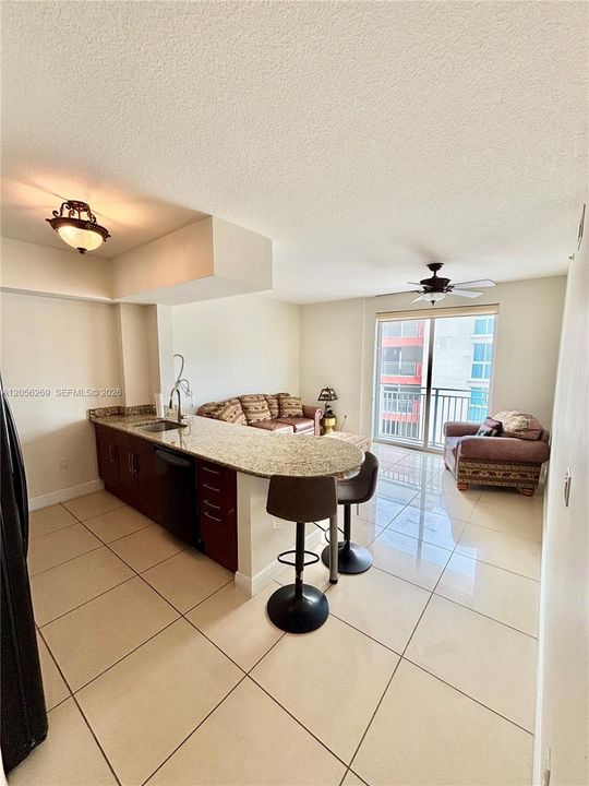 En Venta: $359,000 (2 camas, 2 baños, 882 Pies cuadrados)