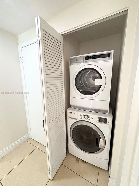 En Venta: $359,000 (2 camas, 2 baños, 882 Pies cuadrados)