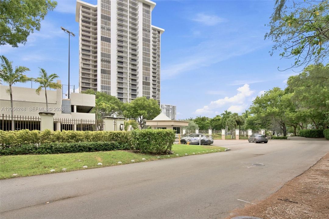 For Sale: $349,000 (2 beds, 2 baths, 1339 Square Feet)
