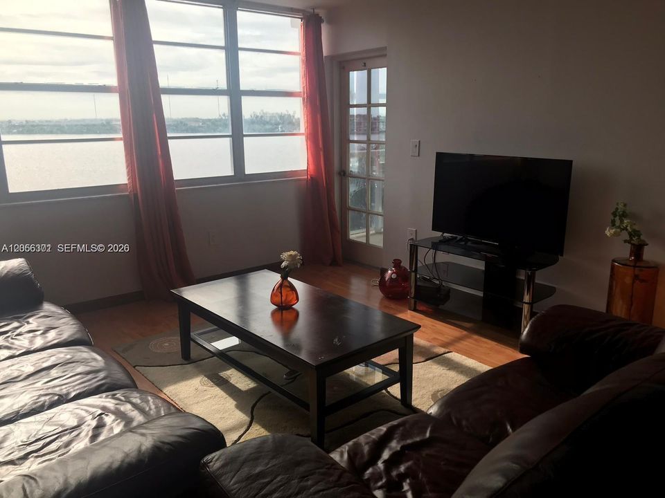 В аренду: $1,850 (1 спален, 2 ванн, 861 Квадратных фут)