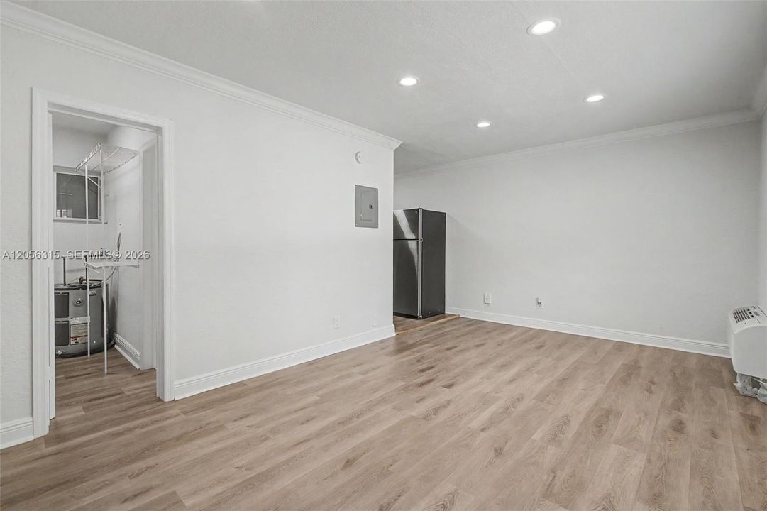 Под контрактом: $1,700 (0 спален, 1 ванн, 392 Квадратных фут)
