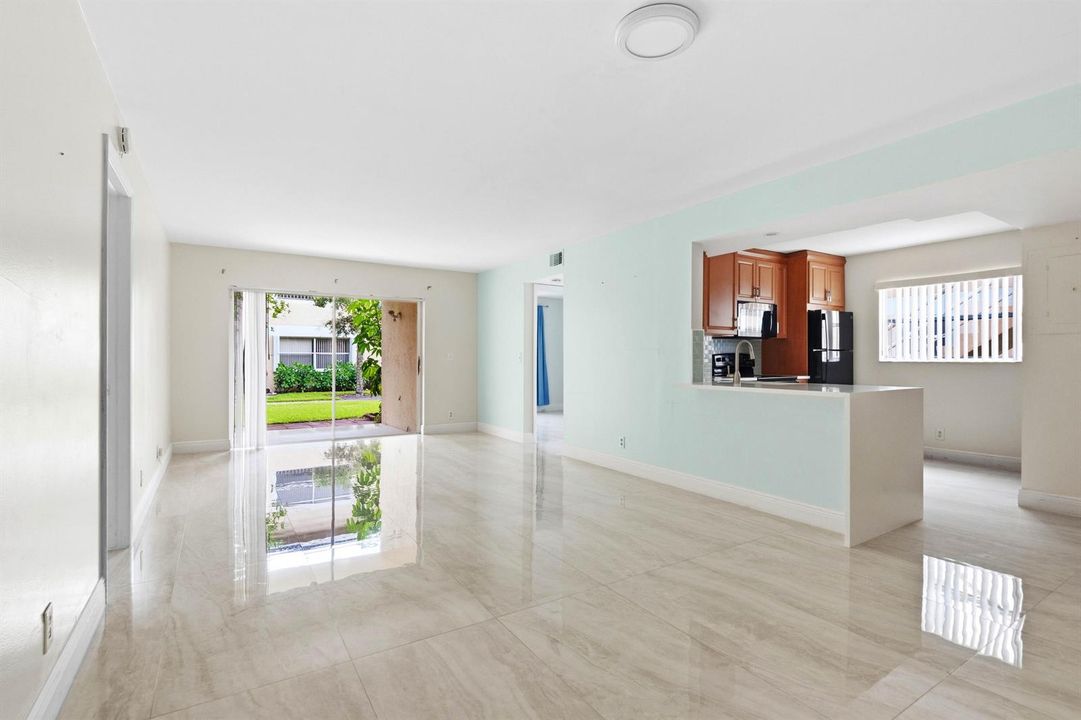 12069 Royal Palm Blvd_007