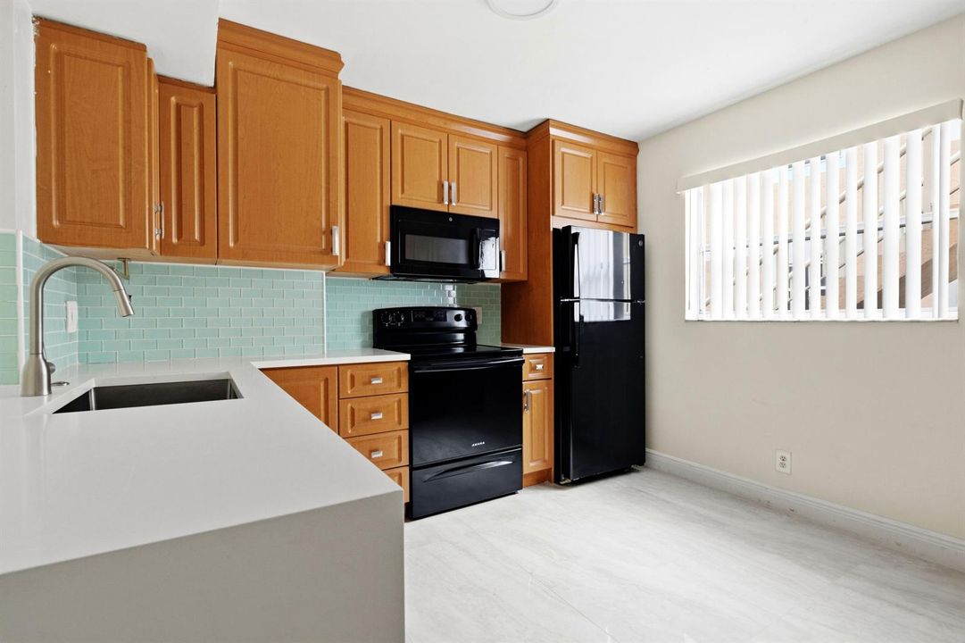 12069 Royal Palm Blvd_004