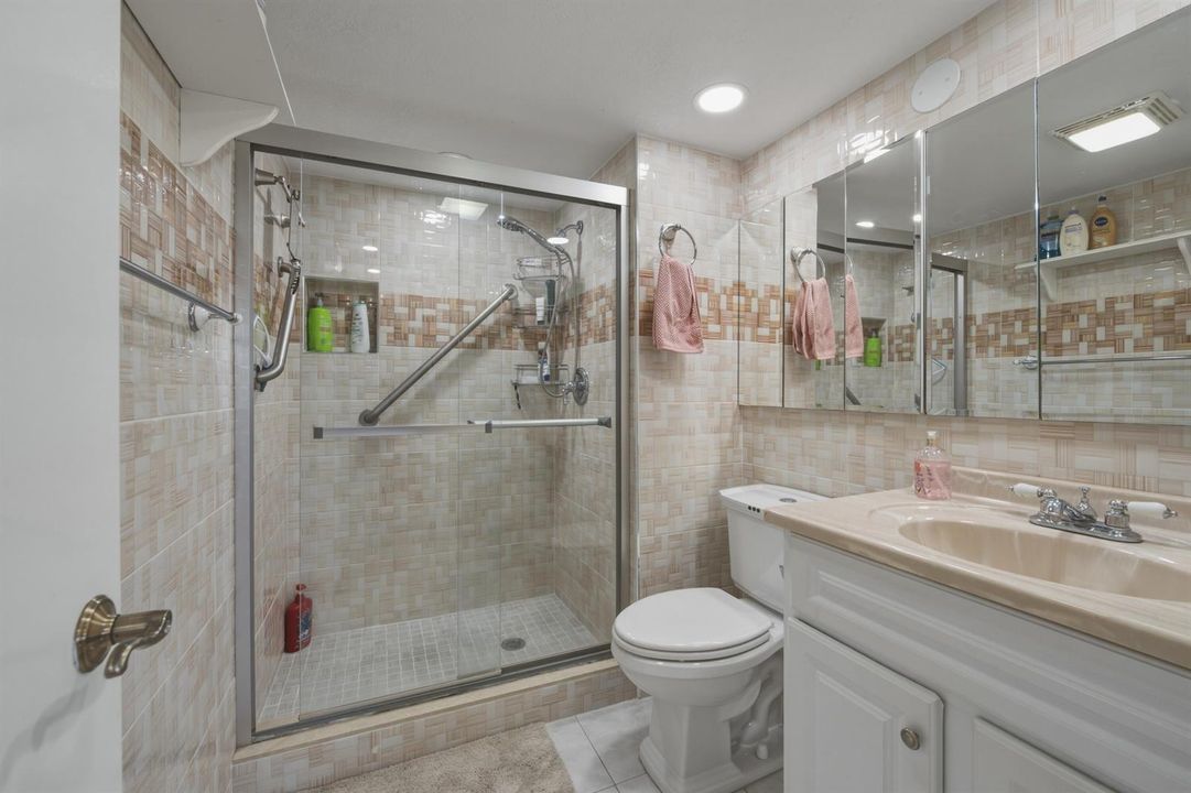 6. Master BATHROOM