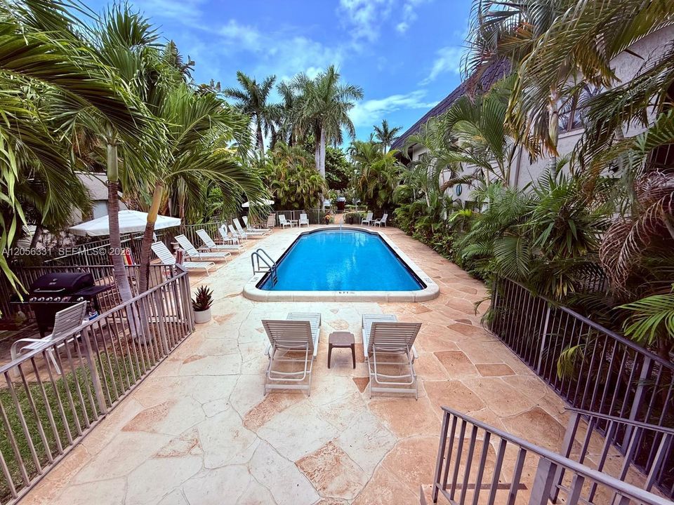 For Sale: $269,000 (2 beds, 2 baths, 1035 Square Feet)