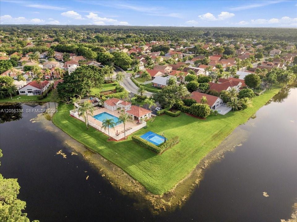 COMMUNITY POOL, BASKETBALL COURT AND CLUBHOUSE!