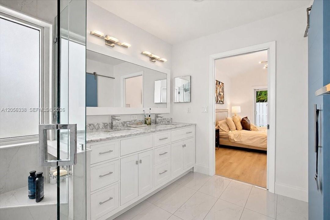 BRIGHT AND TASTEFUL MASTER BATHROOM!