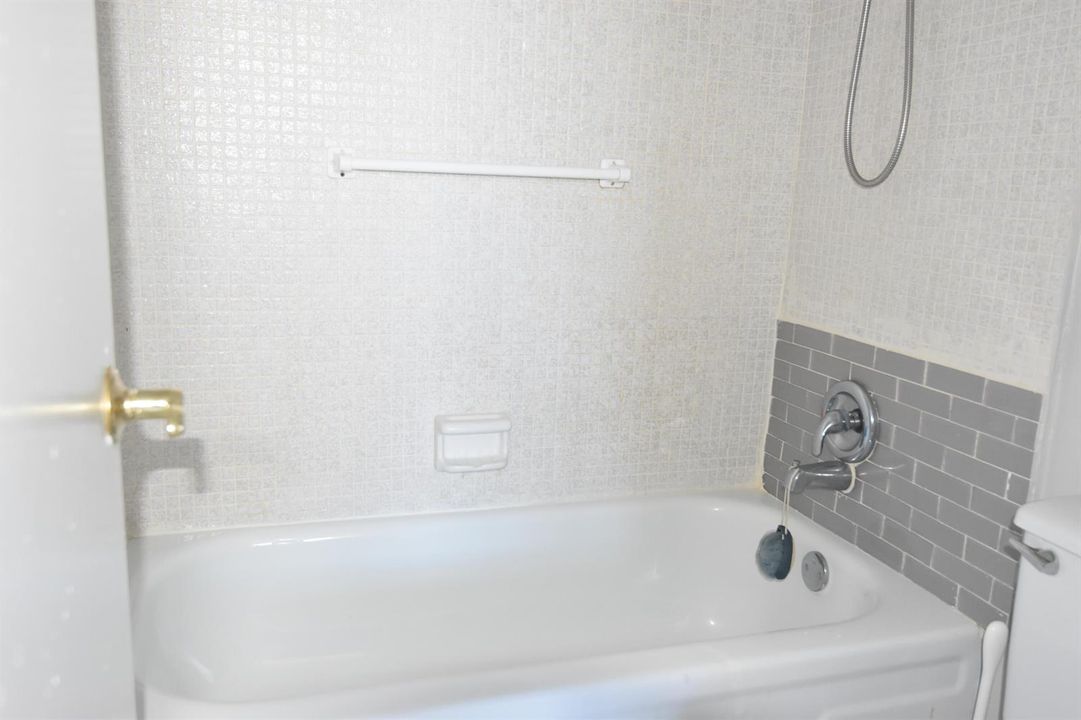 Bath 2 Tub/Shower