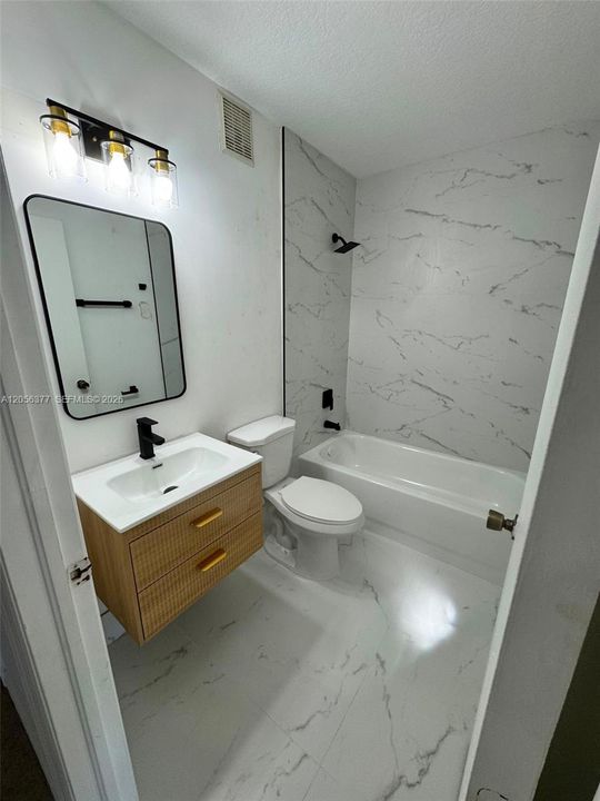 For Rent: $1,900 (2 beds, 2 baths, 910 Square Feet)