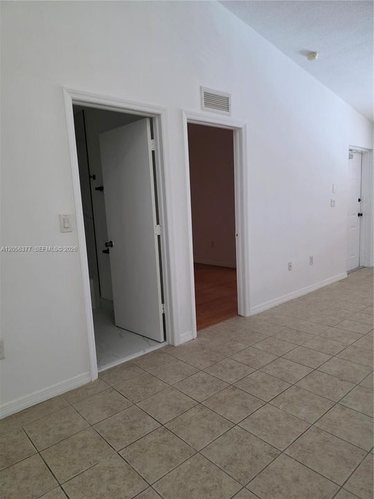 For Rent: $1,900 (2 beds, 2 baths, 910 Square Feet)