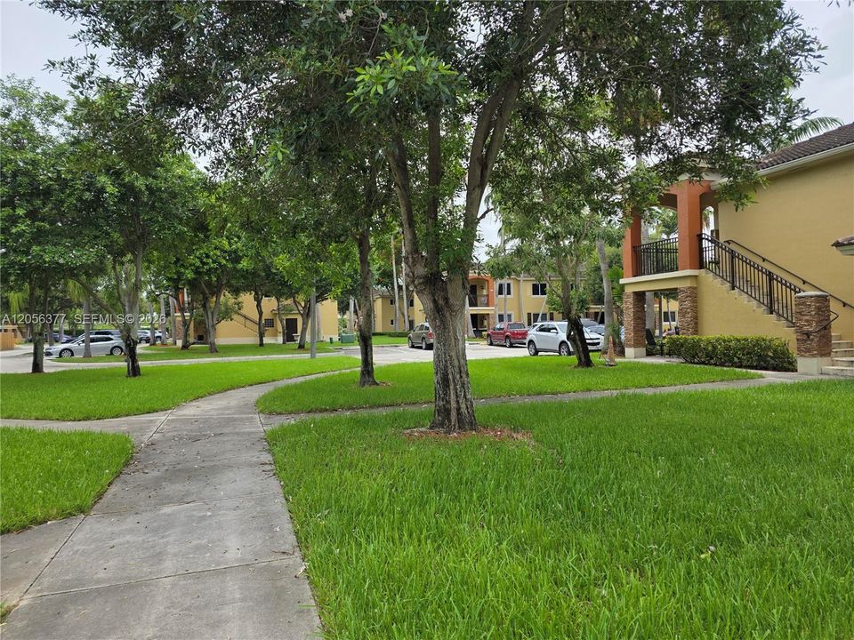 For Rent: $1,900 (2 beds, 2 baths, 910 Square Feet)
