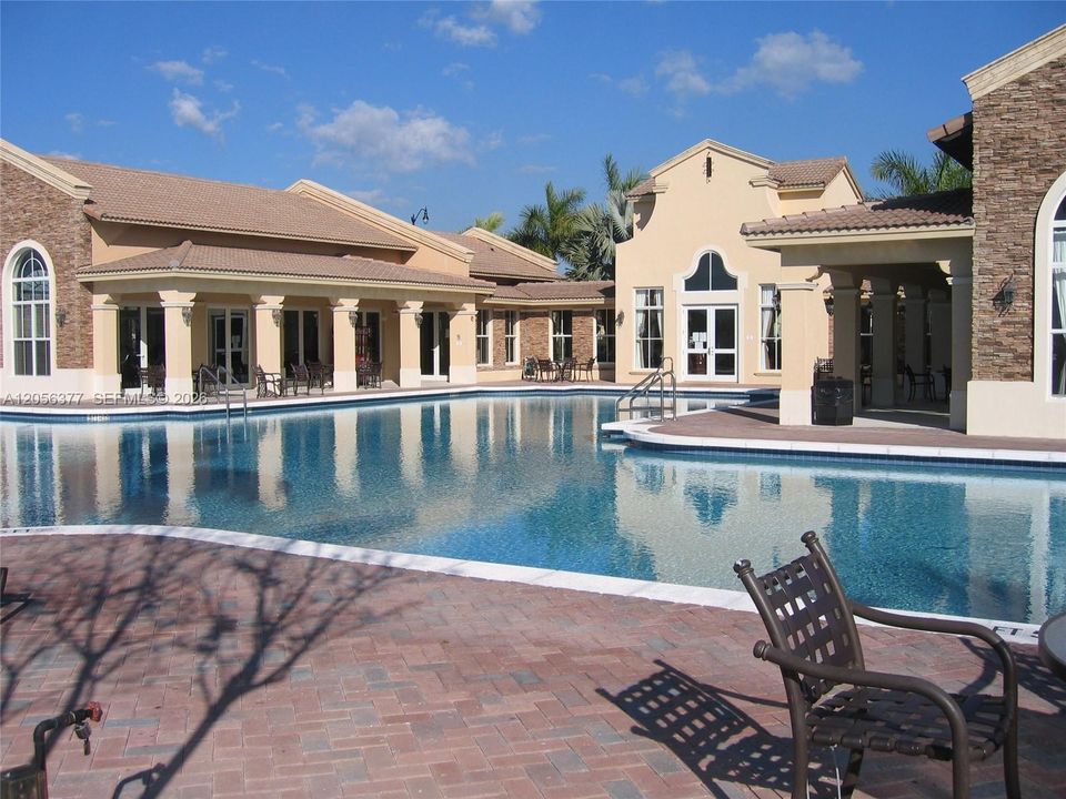 For Rent: $1,900 (2 beds, 2 baths, 910 Square Feet)
