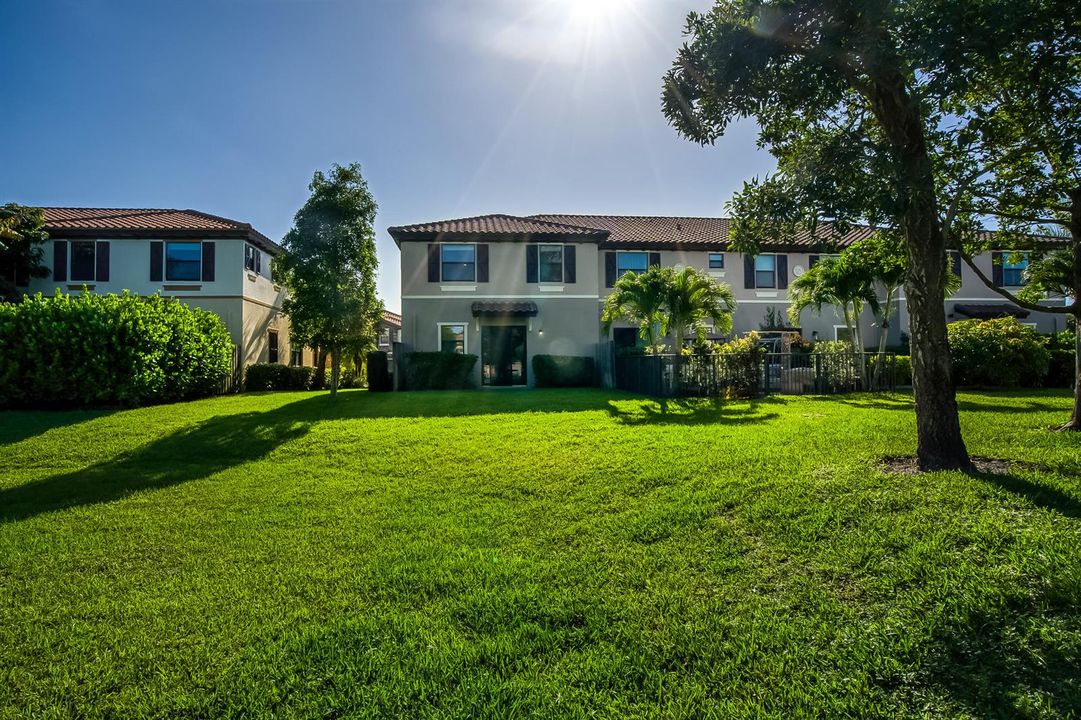 5323 Santa Maria Ave 40