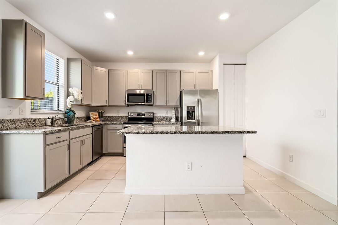 5323 Santa Maria Ave 10