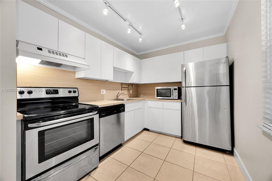 For Sale: $255,000 (1 beds, 1 baths, 672 Square Feet)