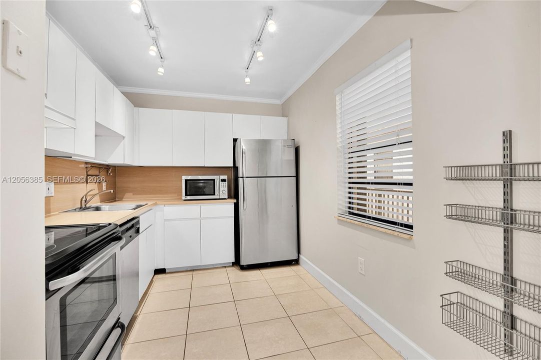 For Sale: $255,000 (1 beds, 1 baths, 672 Square Feet)