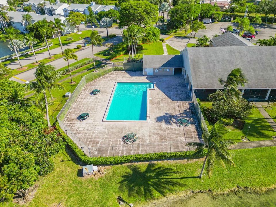На продажу: $235,000 (3 спален, 2 ванн, 1195 Квадратных фут)