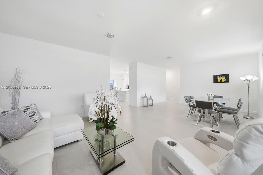 En Renta: $3,800 (4 camas, 3 baños, 2412 Pies cuadrados)