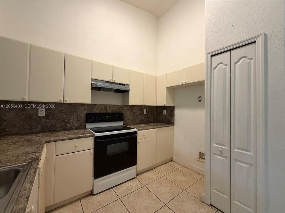 На продажу: $199,999 (2 спален, 2 ванн, 930 Квадратных фут)